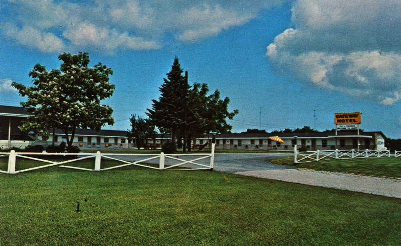 Gateway Motel - Vintage Postcard (newer photo)